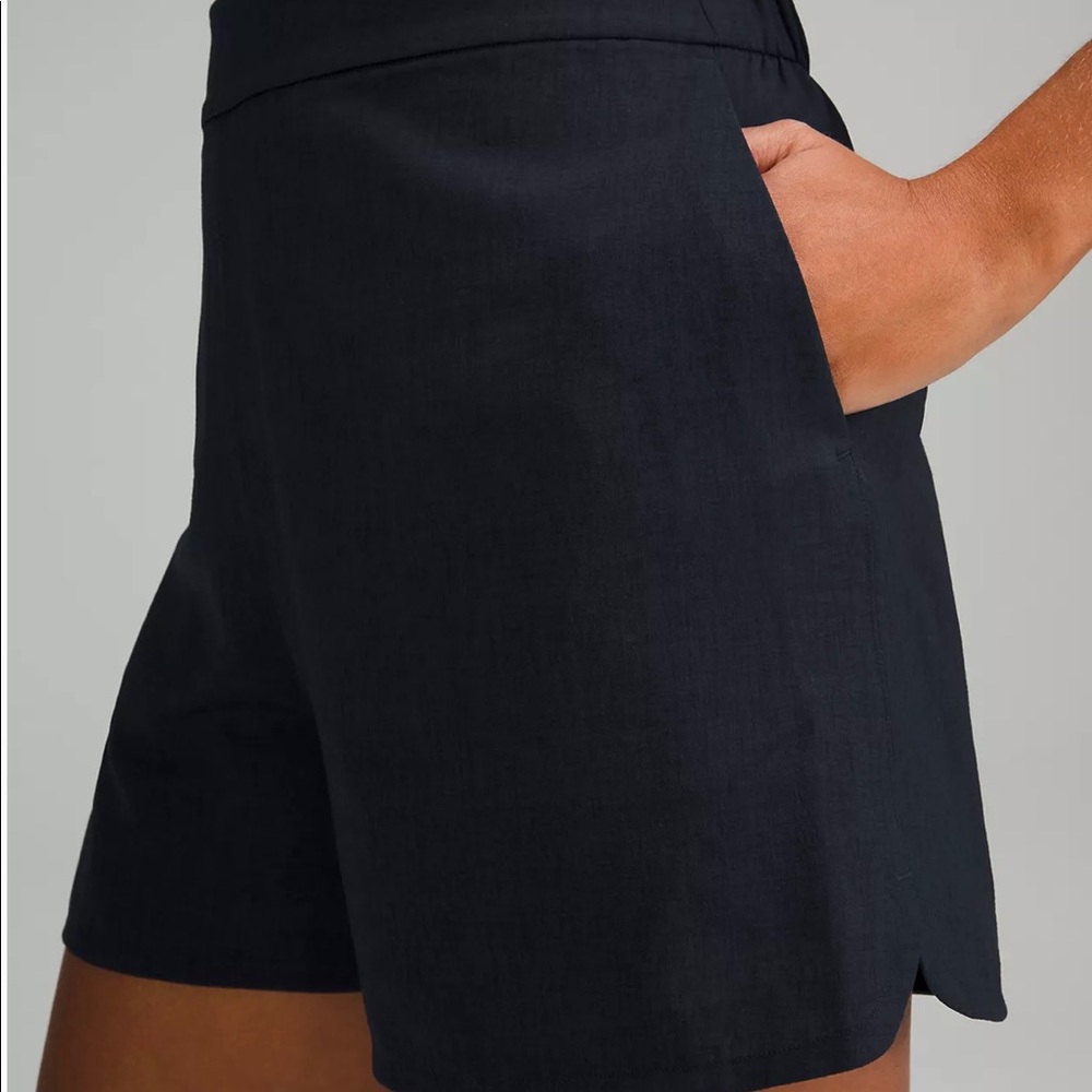 NWT Lululemon flat front relaxed short 4”, size 6